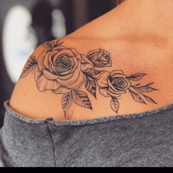 Was bedeutet ein Rosen-Schultertattoo?