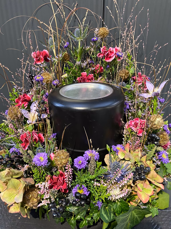 Wer wirft Blumen ins Urnengrab?